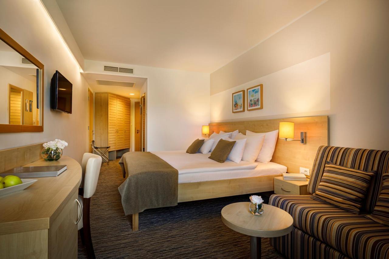 Room 21,931078615:JPEG